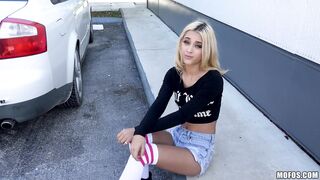 Uma Jolie – Ladendiebstahl-Rebell fickt auf der Flucht