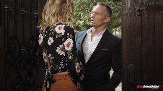 Mona Wales - Mona se reconecta en la vida real y fuera de línea