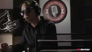 Mona Wales – Mona verbindet sich offline und im echten Leben wieder