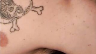 El chico malo Brett se aleja