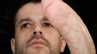 Matt, un hétéro musclé, se branle