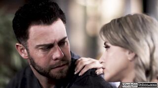 L'adolescente Lola Fae si offre al fidanzato della mamma