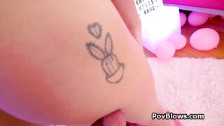 Kelsey se penche avec son butin parfait