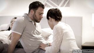 Un tizio tradisce la moglie con l'infermiera a domicilio proprio accanto a lei