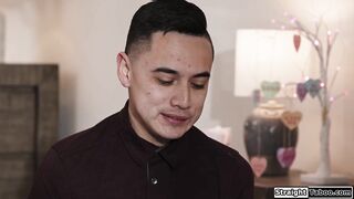 Ich fordere meine heiße, zierliche asiatische Stiefcousine heraus, meinen unbeschnittenen Schwanz zu lutschen