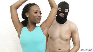 Garota negra magra fodida por cara branco mais velho