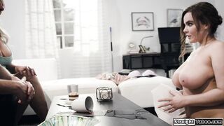 Moglie e marito fanno un trio con una governante dalle grandi tette