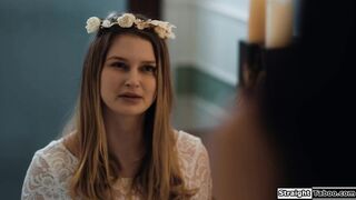 Sorellastra lesbica lecca la figa del suo fratellastro con le grandi tette