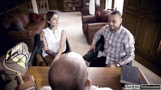 Médico fazendo sua paciente lésbica morena transar com um negro