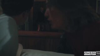 Adolescente es doblemente penetrada por su compañero de clase y su hermanastro