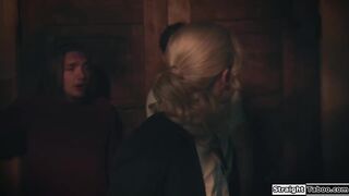 Adolescente es doblemente penetrada por su compañero de clase y su hermanastro