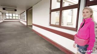 SCOUT TEDESCO - La bionda magra Nela Decker ha il suo primo orgasmo schizzando durante un casting