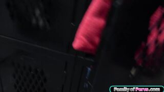 Meine Stiefschwester mit den großen Titten lässt mich ihre Muschi im Fitnessstudio ficken