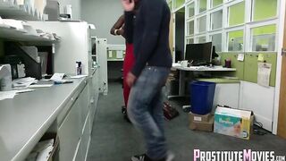 Mamada interracial cachonda negra en mi oficina