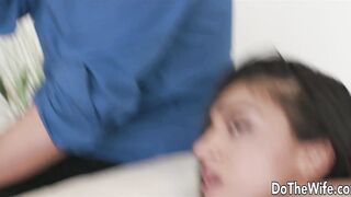 Une femme exotique et chaude prend une grosse bite noire dans sa chatte