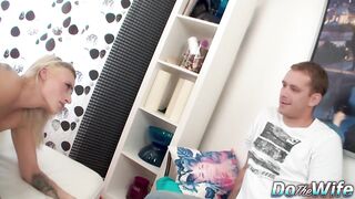 Die schlanke blonde Ehefrau Brittany Lawrance wird hart gefickt