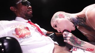 Titi Ramone fängt den Milchmann Aj Fresh ein und melkt ihn trocken