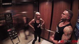 Video di sesso alterotico con la bionda tatuata Vanessa Skyes