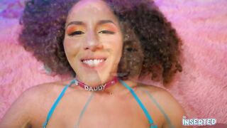 Liz a une boîte remplie de crème