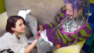 Miss Flora travaille son poing dans le trou du cul serré d'Anuskatzz