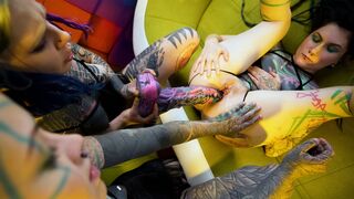 Anuskatzz und Serpienta bekommen ihre Löcher mit großen Spielzeugen und Illuzs Hilfe geöffnet