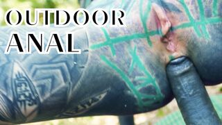 Picnic anal en público - Pareja tatuada follando al aire libre