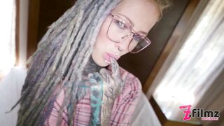 Adolescente nerd tatuata con gli occhiali POV scopata anale violenta