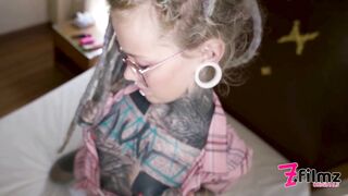 Adolescente nerd tatuata con gli occhiali POV scopata anale violenta