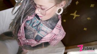 Adolescente nerd tatuata con gli occhiali POV scopata anale violenta