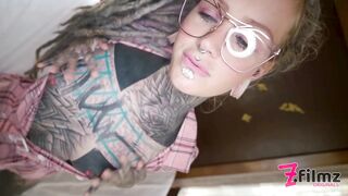 Adolescente nerd tatuata con gli occhiali POV scopata anale violenta