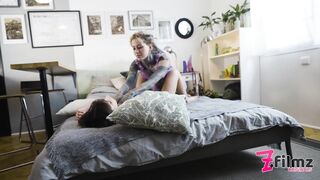 Anuskatzz adora fazer o cuzinho das amigas ficar boquiaberto