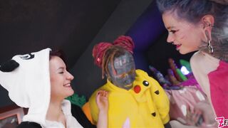 Anuskatzz, Missflora e Lilylu se divertem com cosplay de fisting anal