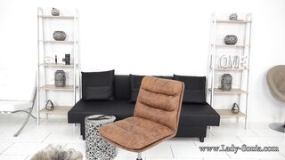 Ama de casa tonta con grandes tetas