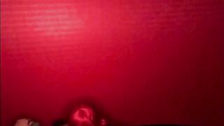 Ruiva pequena com tatuagens fazendo sexo sem camisinha