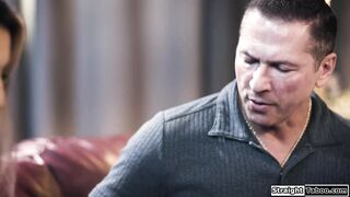 Zierliche Escortdame wird angeheuert, um die Stieftochter-Fantasie eines Typen auszuleben