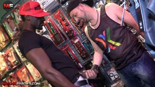 Jordi wird von einem großen schwarzen Schwanz gefickt - Dick für Rabatt