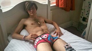 Un chico cachondo haciendo lo que los chicos hacen mejor - Ashley Dylan