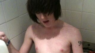 Alexander se branle dans les toilettes pour hommes - Alexander Daniels