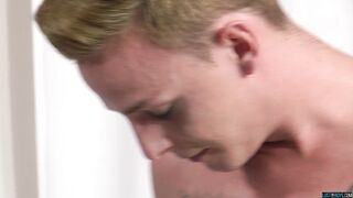 Cameron liebt es, anzugeben - Cameron James