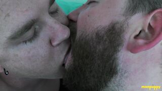 Heißes schwules Küssen 41 – Kaleb DeWulf & Leo Blue