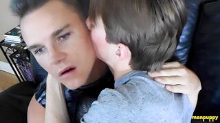 Beijo gay quente com Jessie e Leo - Jessie Russel e Leo Blue