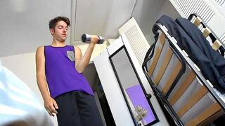 Tormentato da un twink gigante per aver interrotto il suo allenamento - Devin Jones