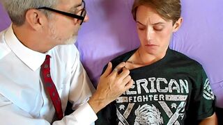 Un beau-père géant suce les minuscules corps de son beau-fils - Jessie Russel et Richard Lennox