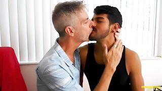 Baisers gays torrides 42 - Sebastian Cums et Richard Lennox
