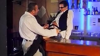 Godetevi il Bar Man Boner! - Leon & Emile