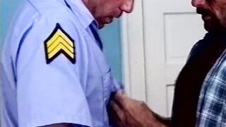 Policial fumante de charuto é fodido com força - Steve Long e Lorenzo