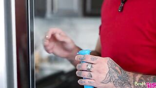 Bromeando para meterme en los pantalones de mi hermanastra - T35:E5