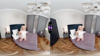 Loira frágil curte um brinquedo