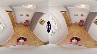 Un mec traite une mignonne avec quelque chose de dur