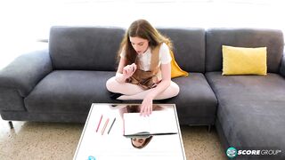 Das Schulmädchen Marina Vaylor kneift in ihre spitzen Brustwarzen und spielt mit ihrem Teenie-Schlitz